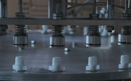 معدات تغطية وإغلاق آلية بالكامل لأغطية فوهات العبوات